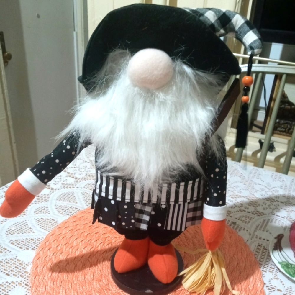 HALLOWEEN GNOME WITCH